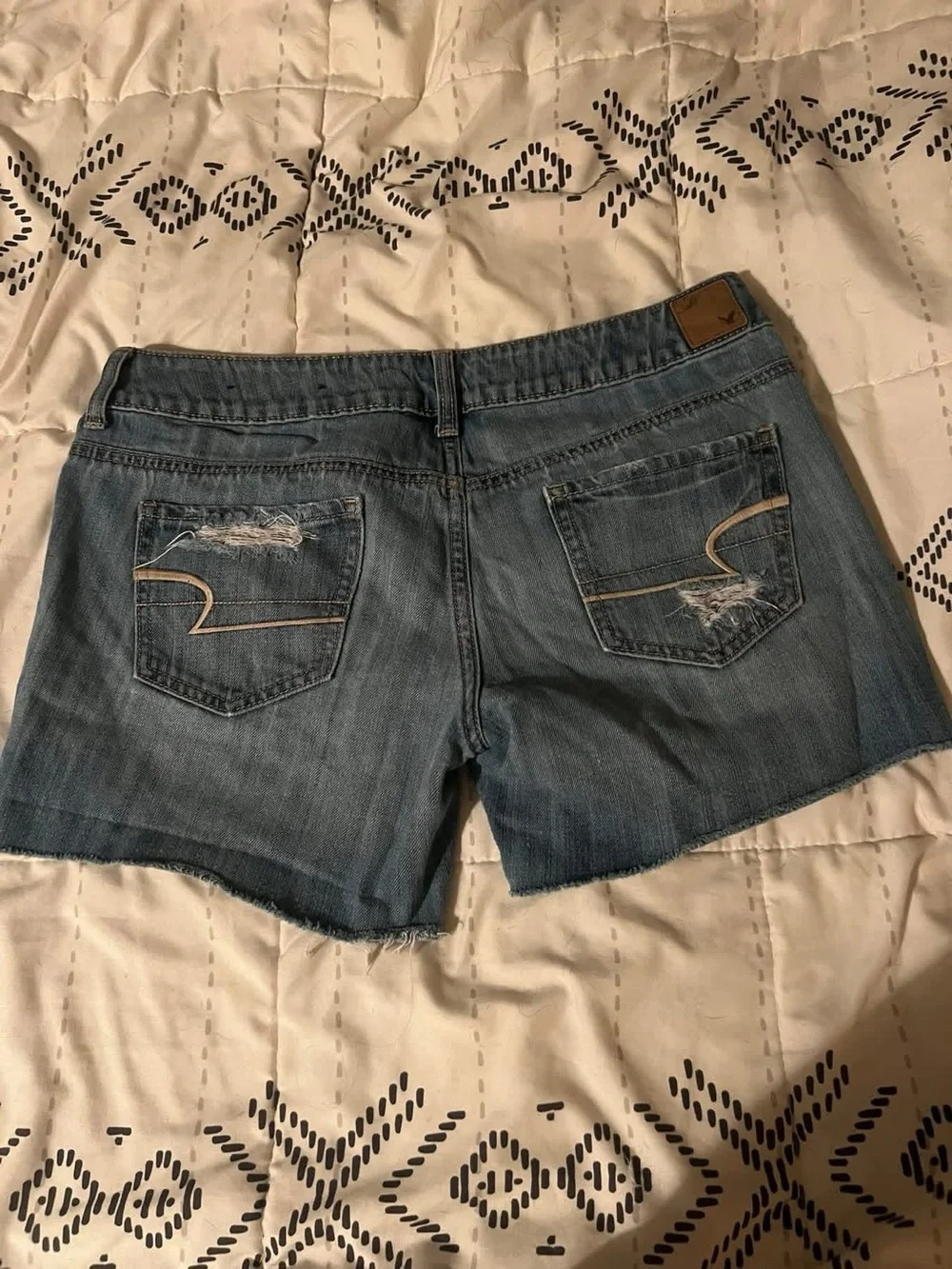AE shorts. Low rise. Size 8. Waist measures approx 15” across. Rise is 6 1/2”.